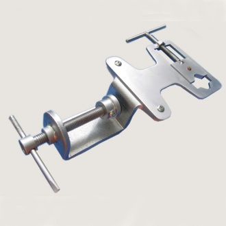 Versatile table pincer